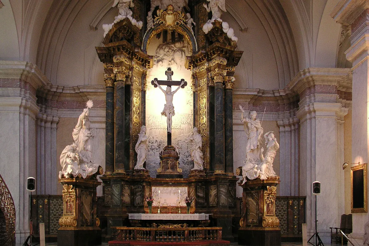 Gustav Vasa Church, The altarpiece with side groups, as well as the brass candelabras in front.