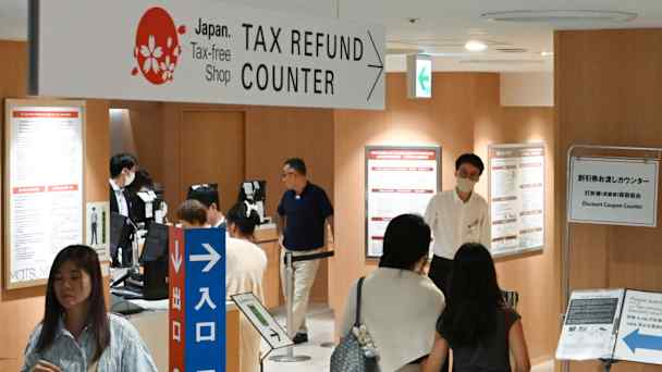 Japan's roughly 64,000 tax-free shops are preparing to transition from tax exemptions to refunds for foreign customers. (Photo by Hazumu Urushiyama)