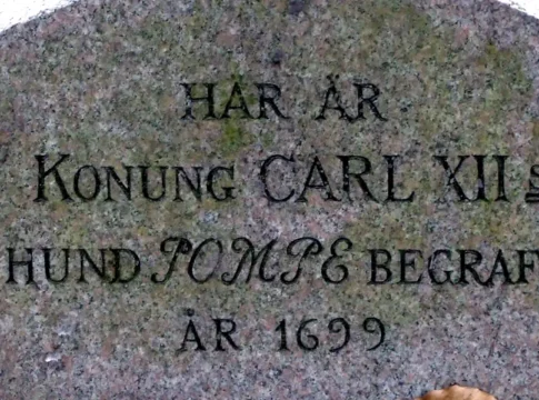 The gravestone at Karlberg Palace belonging to Charles XII's first dog, Pompe.